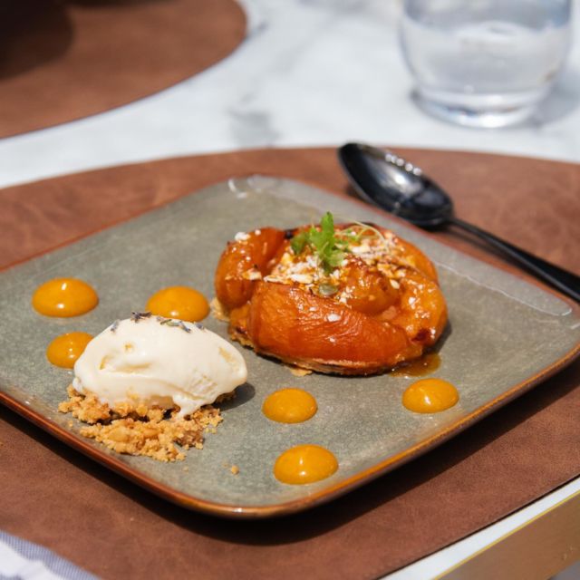Tarte fine abricots aux dragées caramélisés.🧡

👨‍🍳 @ronankernen_chef 
📸 @agence_avaelys 
#lapetiteferme #tarteabricot #caramelisé #aixmaville #restoaix #aixenprovence