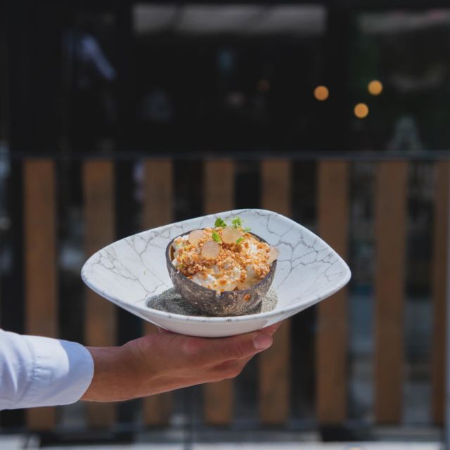 Rends-moi coco 🥥

👨‍🍳 @ronankernen_chef 
📸 @agence_avaelys 
#lapetiteferme #aixmaville #dessert #noixdecoco #restaurant